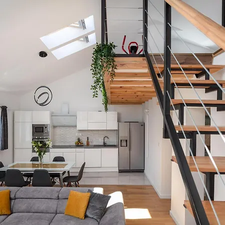 Metily Apartment Split